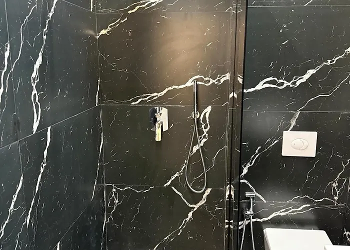 8th Floor Luxury 3 アパート ティラナ