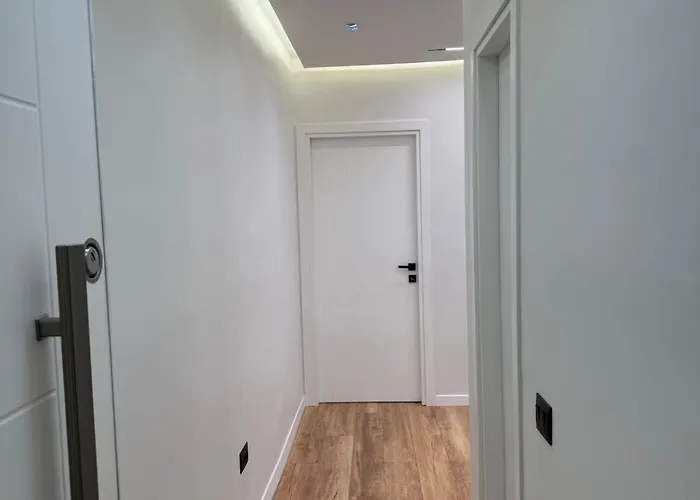 8th Floor Luxury 3 *